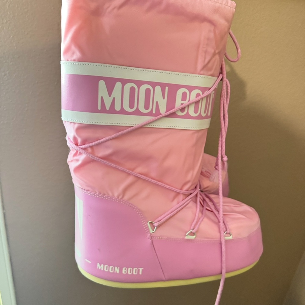 NO LONGER FOR SALE DO NOT PURCHASE: 


Moon Boot Light Pink Winter Boots